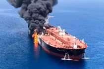 Tàu Prima bốc cháy do bị UAV Iran tấn công. Ảnh: Azernews.