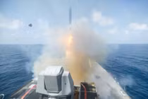 Tàu chiến Mỹ phóng tên lửa hành trình Tomahawk tấn công Iran. Ảnh: Reuters.