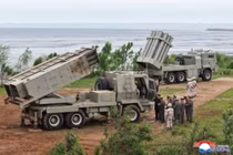 Chủ tịch Kim Jong-un thị sát các hệ thống phóng mới tham gia thử nghiệm. Ảnh: KCNA.