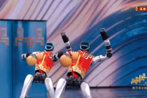 Robot của Unitree biểu diễn Túy quyền (Võ say) trong tiết mục Võ BOT. Ảnh: Singtao.