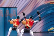 Robot của Unitree biểu diễn Túy quyền (Võ say) trong tiết mục Võ BOT. Ảnh: Singtao.