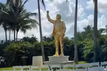 Bức tượng mạ vàng ông Trump giơ nắm đấm được dựng tại National Doral Miami. Ảnh: Reuters.