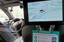 Keith Bradsher trải nghiệm đi taxi tự hành ở Vũ Hán. Ảnh: NYT.