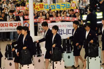 Nhiều người dân Hàn Quốc ra sân bay Incheon đón đoàn CLB bóng đá nữ Triều Tiên tới thi đấu lần đầu sau nhiều năm. Ảnh: Yonhap.