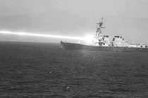 Hình ảnh tàu USS Preble thử nghiệm vũ khí laser chống UAV trên biển. Ảnh: TWZ.