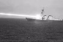 Hình ảnh tàu USS Preble thử nghiệm vũ khí laser chống UAV trên biển. Ảnh: TWZ.