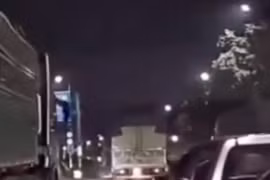 Bị ô tô bán tải tạt đầu, tài xế xe máy chở phụ nữ và trẻ em ngã sát xe đầu kéo