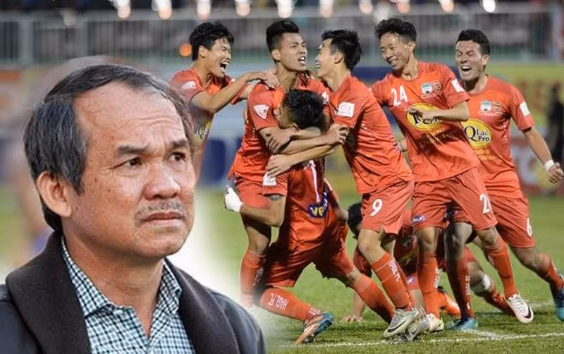 Người hâm mộ trông chờ bầu Đức đưa ra những bằng chứng cụ thể, bầu Hiển hay bất cứ quan chức VFF nào có những khuất tất gì, thay vì những phát ngôn kiểu sướng mồm như hiện nay. Ảnh HAGLFC