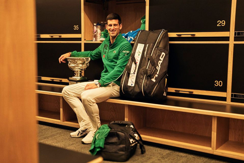 Thắng 6-4, 4-6, 2-6, 6-3, 6-4, Djokovic gia tăng kỷ lục vô địch Australia Open lên tám lần. Ảnh BTC Thắng 6-4, 4-6, 2-6, 6-3, 6-4, Djokovic gia tăng kỷ lục vô địch Australia Open lên tám lần. Ảnh BTC