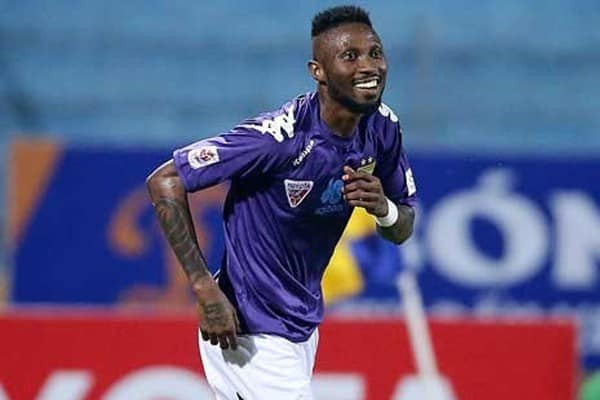 Cầu thủ nhập tịch Hoang Vu Samson sẽ đá hộ công cho Thành Hóa. Ảnh HNFC Cầu thủ nhập tịch Hoang Vu Samson sẽ đá hộ công cho Thành Hóa. Ảnh HNFC