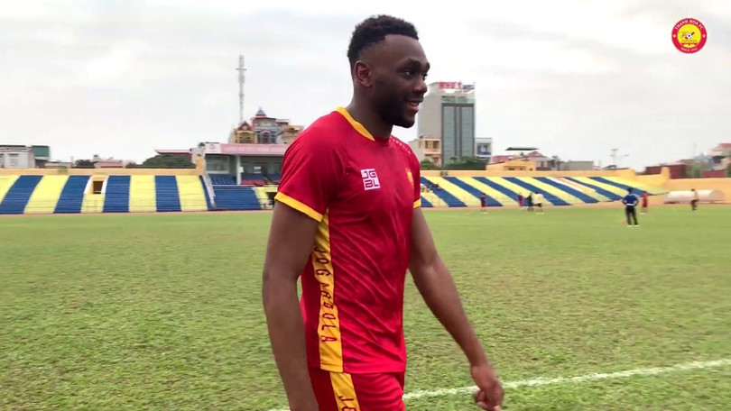 Trung phong Grace Tanda chỉ mới thể hiện sự xông xáo. Ảnh THFC. Trung phong Grace Tanda chỉ mới thể hiện sự xông xáo. Ảnh THFC.