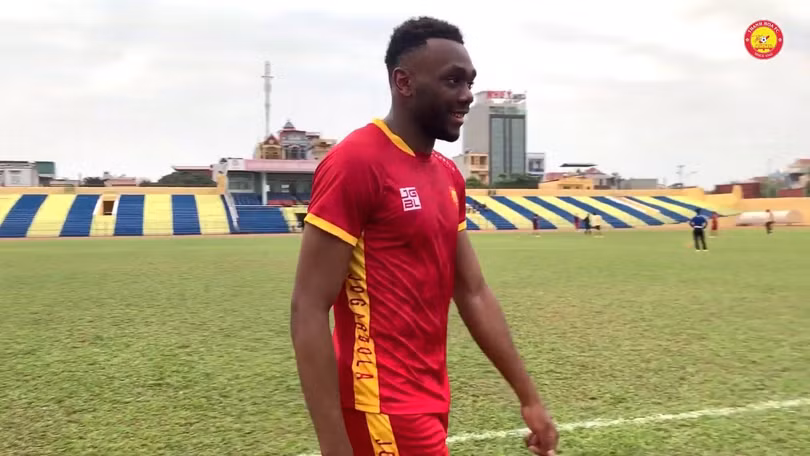 Trung phong Grace Tanda chỉ mới thể hiện sự xông xáo. Ảnh THFC.