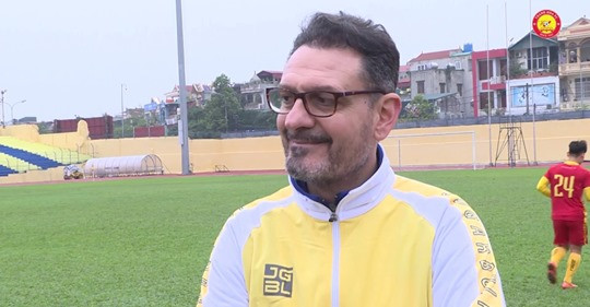 Cái chính là “bóng chưa lăn” nhưng Thanh Hóa đã thay 2 trợ lý và điều đó báo hiệu chiếc ghế của HLV Fabio Lopez chả có gì đảm bảo một khi thành tích của đội bóng không đảm bảo. Ảnh THFC. Cái chính là “bóng chưa lăn” nhưng Thanh Hóa đã thay 2 trợ lý và điều đó báo hiệu chiếc ghế của HLV Fabio Lopez chả có gì đảm bảo một khi thành tích của đội bóng không đảm bảo. Ảnh THFC.