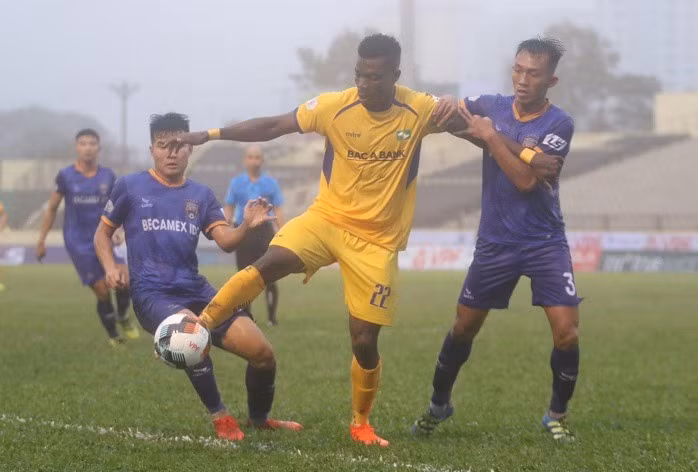 “Có nhất thiết bằng mọi giá để tổ chức đá trên sân Vinh như thế không?”. Ảnh SLFC “Có nhất thiết bằng mọi giá để tổ chức đá trên sân Vinh như thế không?”. Ảnh SLFC