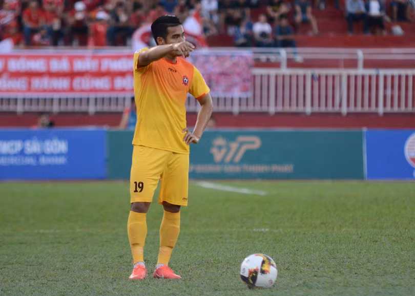 Trong màu áo Hải Phòng, Thanh Hóa thì khả năng đánh chặn của tiền vệ trung tâm Quốc Trung thể hiện tốt hơn kiến tạo. Ảnh SLFC