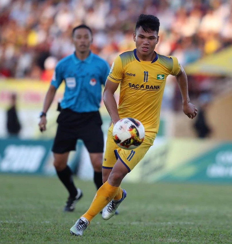 Xuân Mạnh đang được coi là "hậu duệ" đúng nghĩa lối đá SLNA. Ảnh SLFC