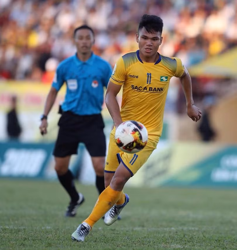 Xuân Mạnh đang được coi là "hậu duệ" đúng nghĩa lối đá SLNA. Ảnh SLFC