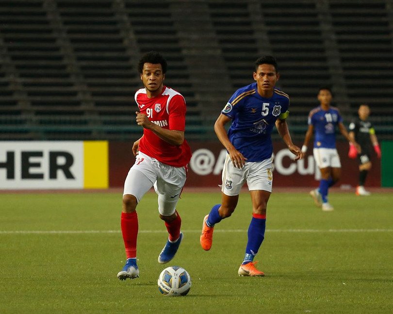 Jermie Lynch có thể chơi như một hộ công, có độ quái không thua Omar của đội khách, nhiều lần ngoại binh này đã có những pha ngã ăn vạ rất kín, đánh lừa nhiều trọng tài Việt. Ảnh CLB Jermie Lynch có thể chơi như một hộ công, có độ quái không thua Omar của đội khách, nhiều lần ngoại binh này đã có những pha ngã ăn vạ rất kín, đánh lừa nhiều trọng tài Việt. Ảnh CLB