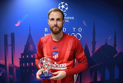 Thủ thành người Slovenia có tổng cộng 9 pha cứu thua và xứng đáng nhận giải cầu thủ xuất sắc nhất trận dù chịu 2 bàn thua. Ảnh Getty