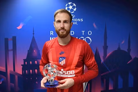 Thủ thành người Slovenia có tổng cộng 9 pha cứu thua và xứng đáng nhận giải cầu thủ xuất sắc nhất trận dù chịu 2 bàn thua. Ảnh Getty Thủ thành người Slovenia có tổng cộng 9 pha cứu thua và xứng đáng nhận giải cầu thủ xuất sắc nhất trận dù chịu 2 bàn thua. Ảnh Getty