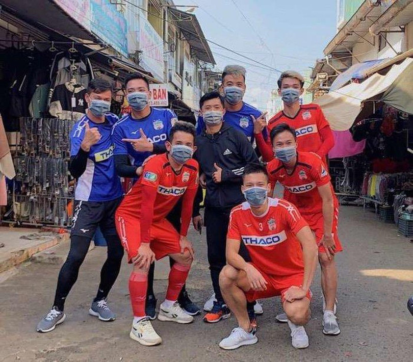 Các cầu thủ HAGL ra quân ủng hộ chống dịch. Ảnh HAGLFC