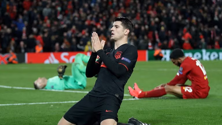 Thủ môn 33 tuổi Adrian đã biếu không đội khách 1 bàn thắng, mở đầu cho cuộc lội ngược dòng. Ảnh Getty Thủ môn 33 tuổi Adrian đã biếu không đội khách 1 bàn thắng, mở đầu cho cuộc lội ngược dòng. Ảnh Getty