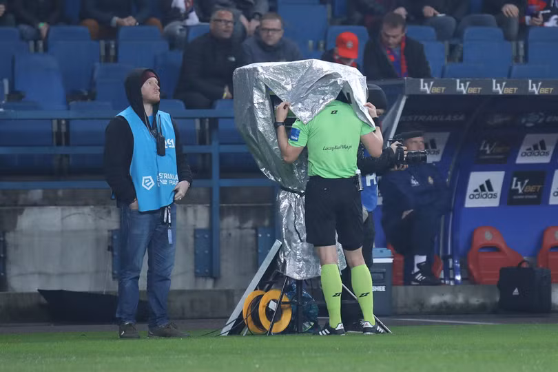 Nhiều giải đấu các trọng tài sẽ trực tiếp xem lại các tình huống. Ảnh FIFA.