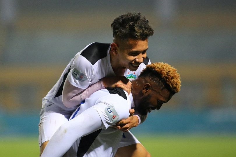 Hai tình huống tấn công sắc sảo và trở thành bàn thắng của HAGL chỉ cần Văn Toàn và Hồng Duy dùng miếng đánh tốc độ, bức tốc khiến cho cả Duy Thường lẫn Ngọc Hải “ngửi khói”. Ảnh VPF