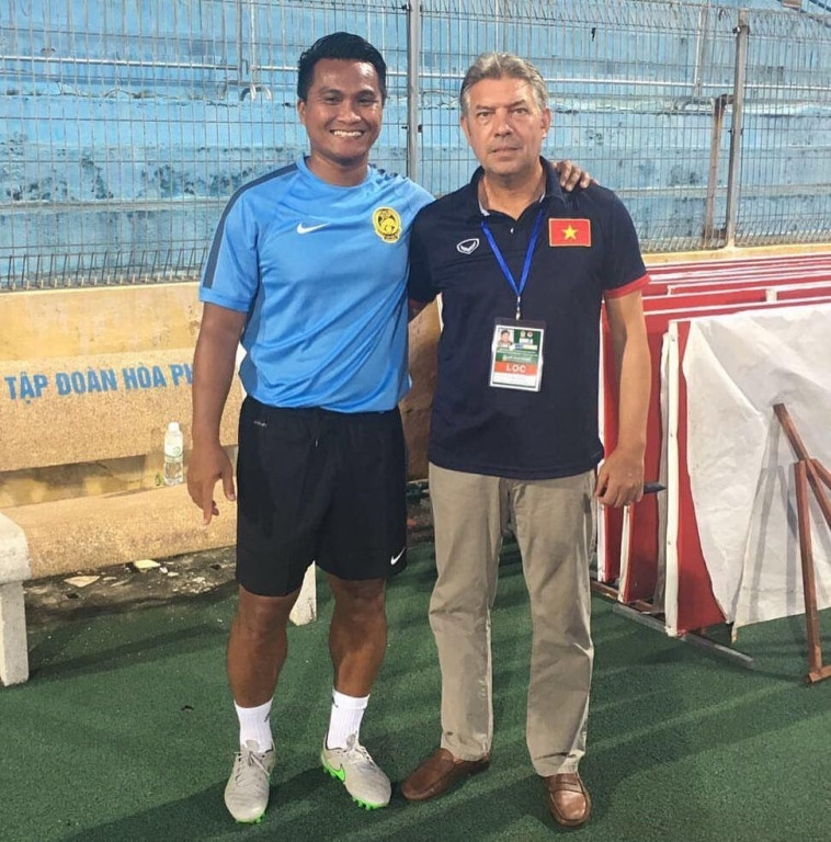 HLV Mashiedee Sulaiman (trái) và ông thầy GĐKT VFF Juergen Gede. Ảnh NĐFC