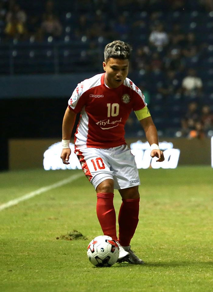 Phi Sơn đeo băng đội trưởng TP.HCM mùa giải này. 