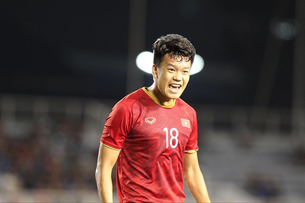 Trung vệ Thành Chung là cầu thủ Việt Nam thực hiện nhiều đường chuyền nhất. Với 180 đường chuyền, tỷ lệ chính xác 81,6% (147 đường chuyền đúng địa chỉ) tốt hơn rất nhiều với các cầu thủ còn lại. Ảnh VFF