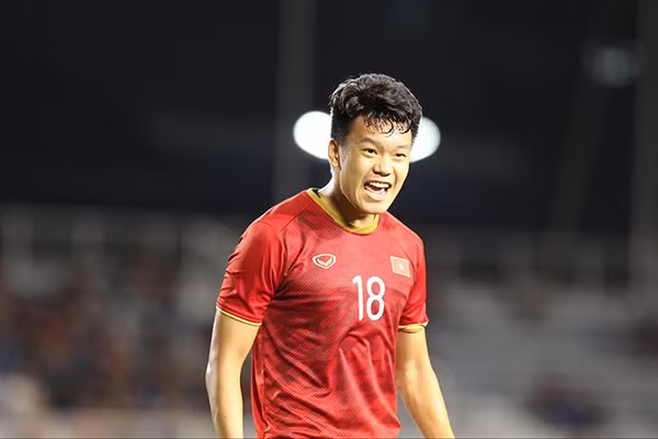 Trung vệ Thành Chung là cầu thủ Việt Nam thực hiện nhiều đường chuyền nhất. Với 180 đường chuyền, tỷ lệ chính xác 81,6% (147 đường chuyền đúng địa chỉ) tốt hơn rất nhiều với các cầu thủ còn lại. Ảnh VFF