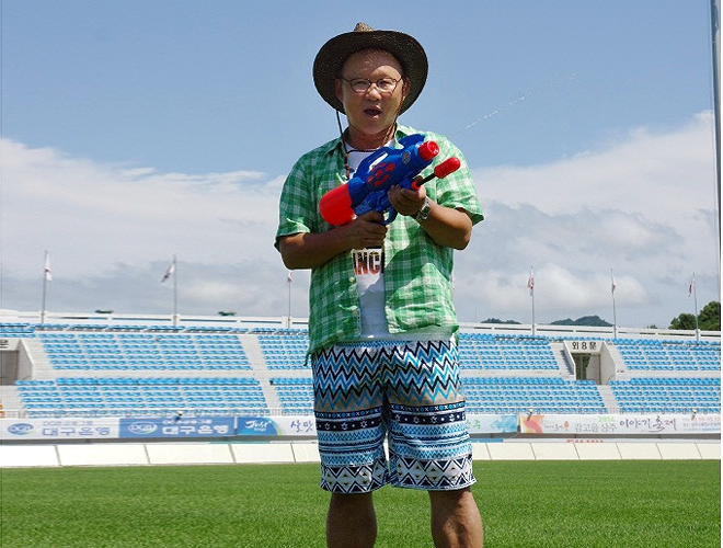 VFF thì cũng thừa hiểu, đã lâu lắm rồi mới kiếm được một nhà cầm quân hợp đến mức tưởng như sinh ra là để làm HLV đội tuyển Việt Nam (ảnh hs Thành Thắng) VFF thì cũng thừa hiểu, đã lâu lắm rồi mới kiếm được một nhà cầm quân hợp đến mức tưởng như sinh ra là để làm HLV đội tuyển Việt Nam (ảnh hs Thành Thắng)