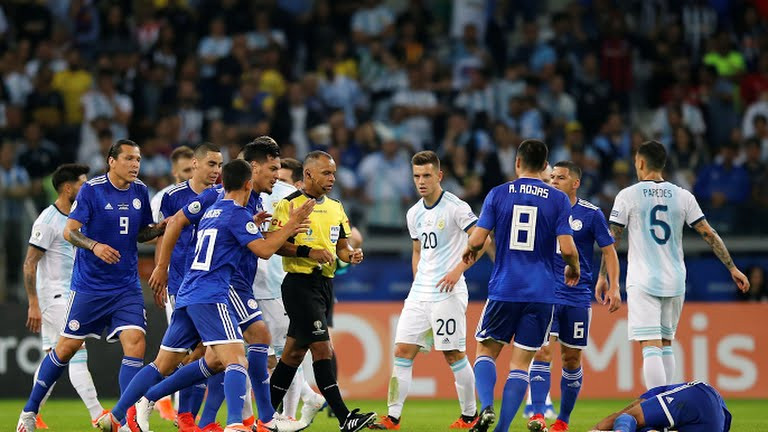 Trận này, Argentina dở đều trên mọi vị trí, không kiếm được quả phạt 11m gỡ hòa nhờ VAR thì họ đã trắng tay (ảnh AP) Trận này, Argentina dở đều trên mọi vị trí, không kiếm được quả phạt 11m gỡ hòa nhờ VAR thì họ đã trắng tay (ảnh AP)