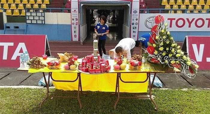 Lễ cúng sân trước trận Quảng Ninh gặp S.Khánh Hòa trên sân Cẩm Phả (ảnh VTC News) Lễ cúng sân trước trận Quảng Ninh gặp S.Khánh Hòa trên sân Cẩm Phả (ảnh VTC News)