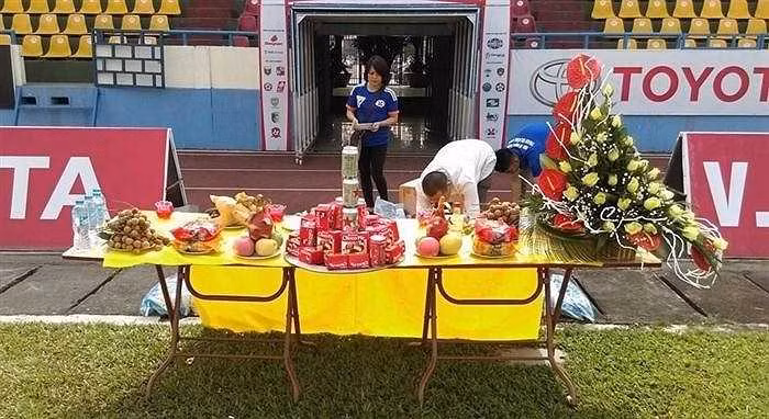 Lễ cúng sân trước trận Quảng Ninh gặp S.Khánh Hòa trên sân Cẩm Phả (ảnh VTC News)