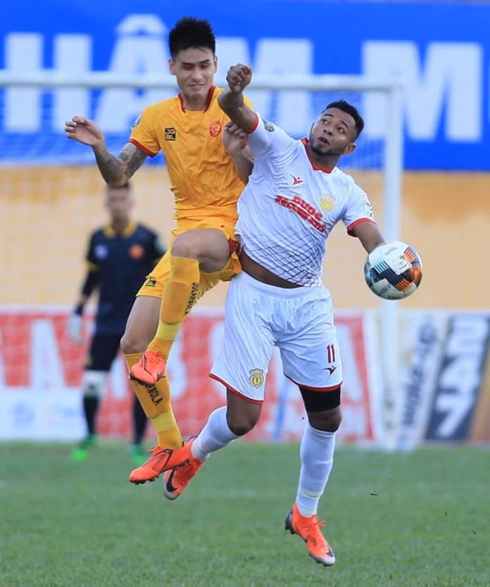 Trong 5 bàn thắng do số 11 thực hiện có 3 bàn từ chân phải, 2 bàn chân trái nhưng lại không có bàn thắng bằng đầu (ảnh VPF) Trong 5 bàn thắng do số 11 thực hiện có 3 bàn từ chân phải, 2 bàn chân trái nhưng lại không có bàn thắng bằng đầu (ảnh VPF)