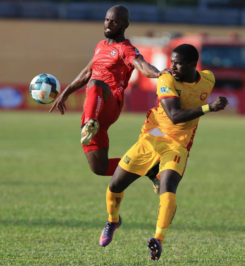 Chiếc thẻ đỏ dành cho Rimario (11) đã khiến cho Thanh hóa không còn cơ hội gỡ hòa (ảnh VPF)