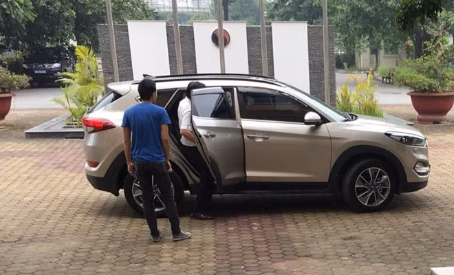 Sau thông báo từ chức, ông Cấn Văn Nghĩa lặng lẽ lên xe rời VFF, từ chối trả lời báo chí (ảnh Phúc Long)