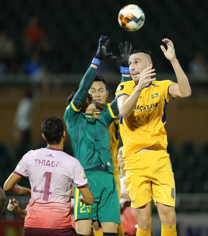 SLNA có thành tích phòng ngự khá tuyệt vời khi có đến 9/13 trận giữ sạch mảnh lưới của mình, sau lượt đi chỉ để thủng lưới 9 bàn được đánh giá tốt nhất V.League 2019. (ảnh VPF)