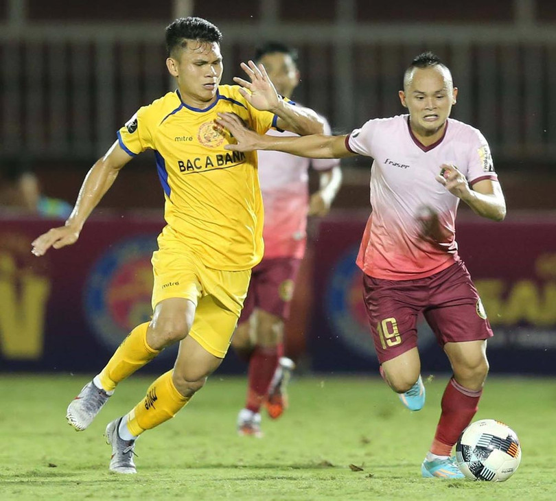 Khả năng kiến tạo của hàng tiền vệ SLNA chỉ được cải thiện khi Xuân Mạnh xuất hiện (ảnh VPF)