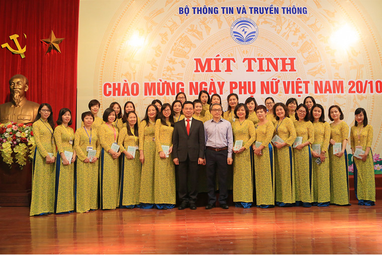 Quyền Bộ trưởng Nguyễn Mạnh Hùng chụp ảnh lưu niệm tại buổi lễ