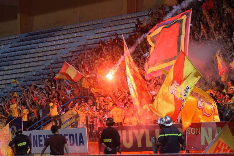 Pháo sáng cả góc sân Hàng Đẫy. Ảnh HNFC.