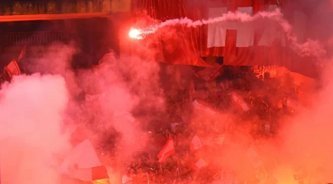 Theo thống kê, từ năm 2014 đến nay, BTC sân Hàng Đẫy bị phạt nhiều nhất vì để xảy ra tình trạng đốt pháo sáng (465 triệu đồng). Ảnh VPF