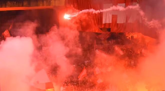 Theo thống kê, từ năm 2014 đến nay, BTC sân Hàng Đẫy bị phạt nhiều nhất vì để xảy ra tình trạng đốt pháo sáng (465 triệu đồng). Ảnh VPF