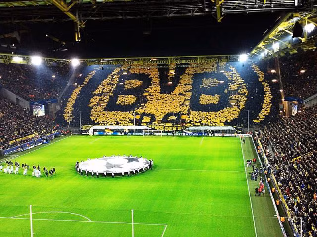 Pháo đài Signa Iduna Park của Dortmund được mệnh danh là 