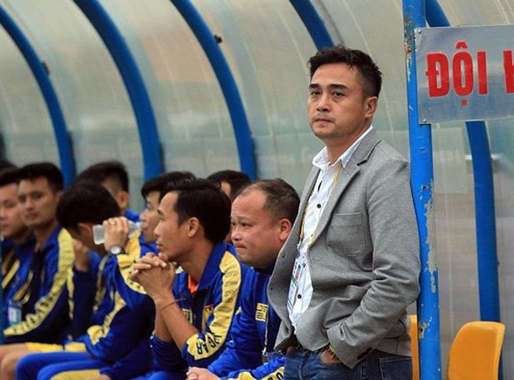 Hoàng Thanh Tùng - “Cascadeur” sân cỏ chuyên nghiệp ảnh 2 Vị HLV này là cánh tay phải thời HLV Đức Thắng. Ảnh THFC.