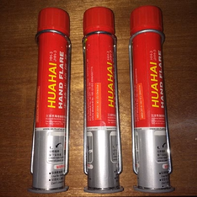 Đi xem bóng đá có nhất thiết phải đem theo pháo không? Ảnh AT.