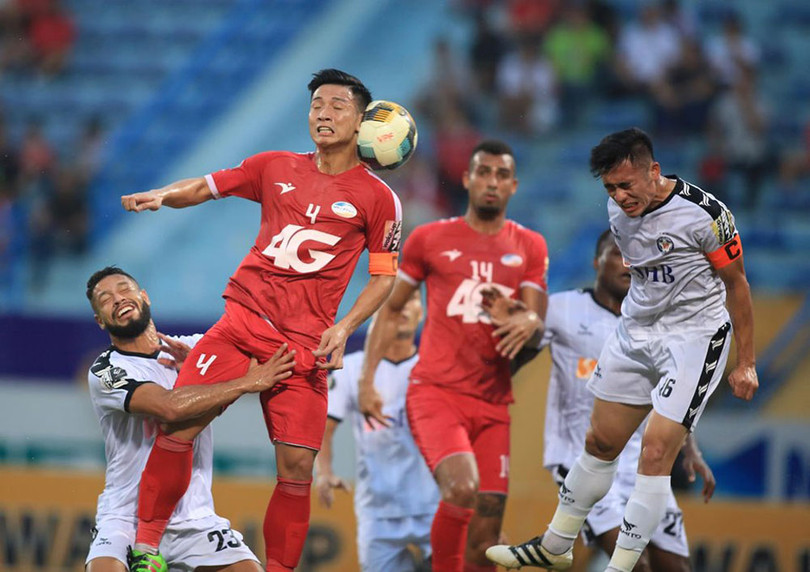 Cuộc chiến trên không giữa các cầu thủ Viettel và SHB.Đà nẵng. Ảnh VPF