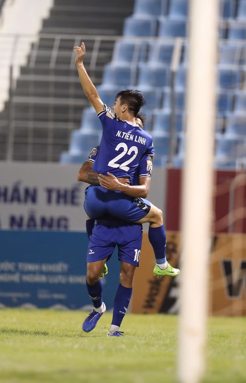 Nếu chủ nhà B.Bình Dương đá thẳng chân, Thanh Hóa sẽ gặp khó khăn. Ảnh VPF